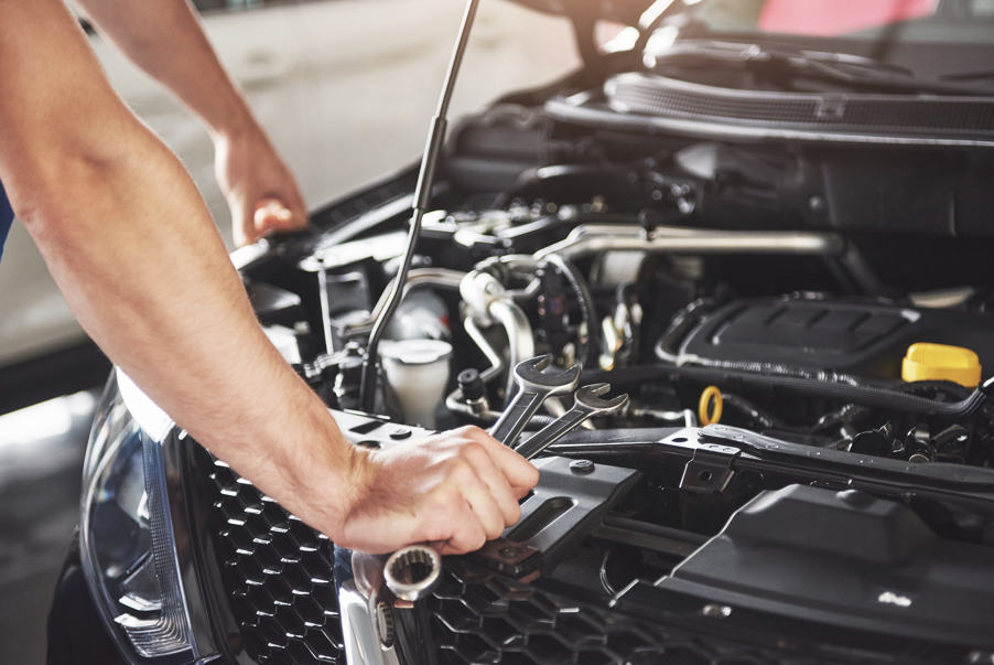 Le défaut d’information par le garagiste sur l’origine d’une panne mécanique présume d’une faute contractuelle de sa part en lien avec le dommage subit par le propriétaire du véhicule.